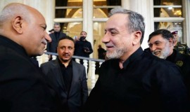 وزير الخارجية الإيراني يصل كربلاء لبحث استعدادات تشييع خامنئي